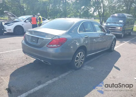 2018 Mercedes-Benz C 300 4Matic z USA, uszkodzony, nr VIN 55SWF4KB4JU248039